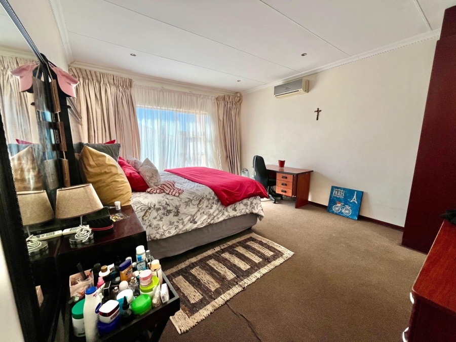 4 Bedroom Property for Sale in Safari Gardens North West
